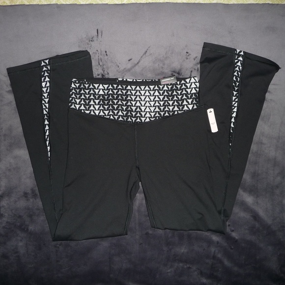 Victoria's Secret Pants - NWT VSX Sport Supermodel Pant MED Short